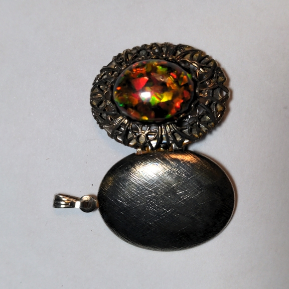 Vintage filigree locket pendant with opal-like center cabochon - Picture 3 of 14